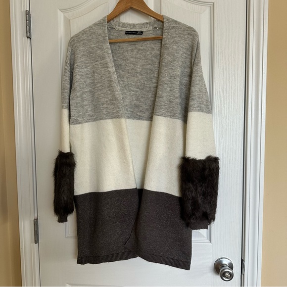 Black Tape Faux Fur Sleeve Color Block Cardigan Size Small - Picture 2 of 5